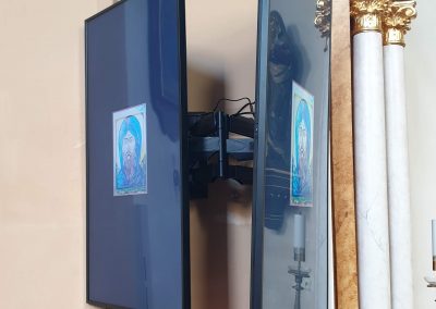 V kostole sú naištalované dva monitory, vačší smerom k veriacim a menší smerom k oltáru.